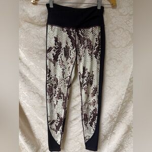 Manduka Leggings in Black, Cream & light Burgsndy